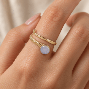 Bague Serpent Dorée – Acier Inoxydable Opale portée par une femme