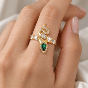 Bague Serpent Réglable – Plaqué Or Zirconiums portée par une femme