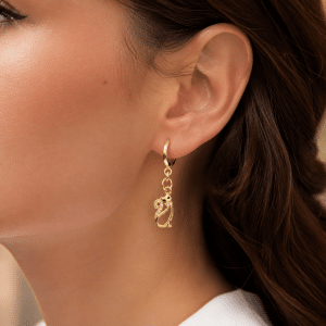 Boucles d’Oreilles Chatons Zirconiums Plaqué Or portées par une femme