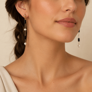 Boucles d’Oreilles Pendantes Agate noire & Perles Nacrées portées par une femme