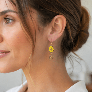 Boucles d’oreilles pendantes dorées Émail jaune motif floral portées par une femme