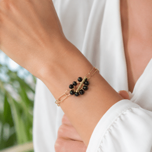 Bracelet Agate Noire Plaqué Or porté par une femme