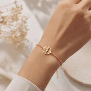 Bracelet Arbre de Vie Doré – Acier Inoxydable porté par une femme