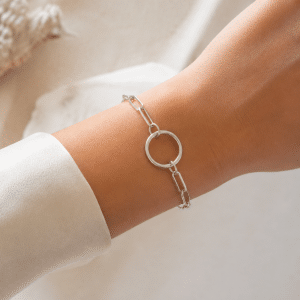 Bracelet Cercle Acier Argenté porté par une femme