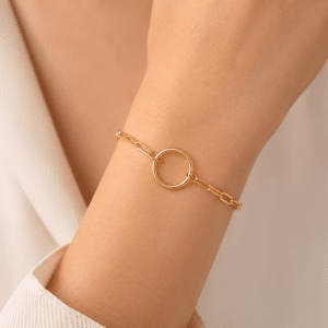 Bracelet Cercle Acier Inoxydable Doré porté par une femme