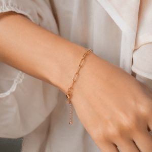 Bracelet Chaîne Trombone – Acier Inoxydable Doré porté par une femme