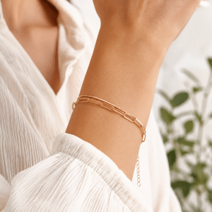 Bracelet Double Chaîne Plaqué Or porté par une femme