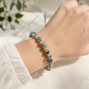 Bracelet Femme Agate Veine de Dragon porté par une femme