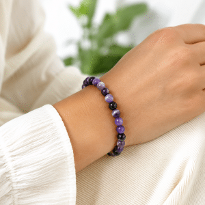 Bracelet Femme Agate Violette Naturelle porté par une femme