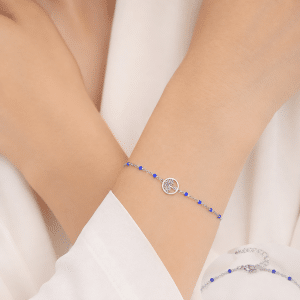Bracelet Femme Arbre de Vie & Mailles Bleues porté par une femme