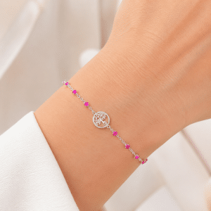 Bracelet Femme Arbre de Vie & Mailles Fuchsia, Acier Inoxydable porté par une femme