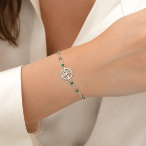 Bracelet Femme Arbre de Vie & Mailles Vertes, Acier Inoxydable porté par une femme