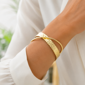 Bracelet Femme Manchette Plaqué Or porté par une femme