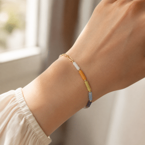 Bracelet Femme Pierres Multicolores porté par une femme