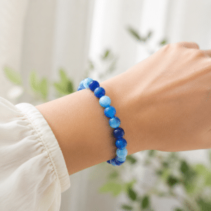 Bracelet Femme – Agate Rayée Bleue Naturelle porté par une femme
