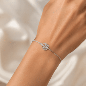 Bracelet Femme – Arbre de Vie Argenté porté par une femme