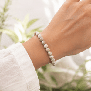 Bracelet Femme – Maifanite Naturelle 6 mm porté par une femme