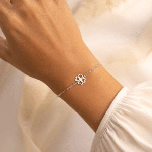 Bracelet Femme – Trèfle Chance Argenté porté par une femme