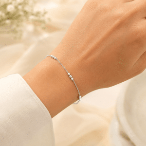 Bracelet Fin en Acier Inoxydable – Boules Délicates porté par une femme