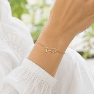 Bracelet Fleur Plaqué Or porté par une femme