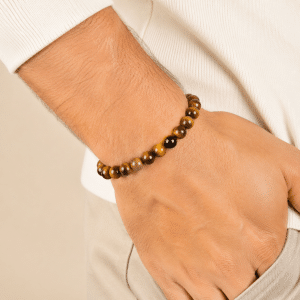 Bracelet Homme – Œil de Tigre 10 mm porté par un homme