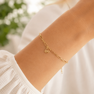 Bracelet Lotus Doré – Plaqué Or porté par une femme