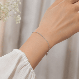 Bracelet Maille Gourmette – Acier Inoxydable porté par une femme