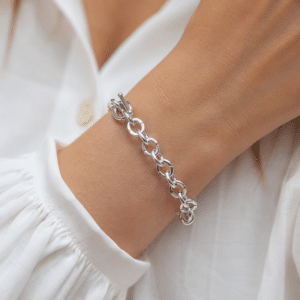 Bracelet Maille Ronde – Acier Inoxydable Argenté porté par une femme