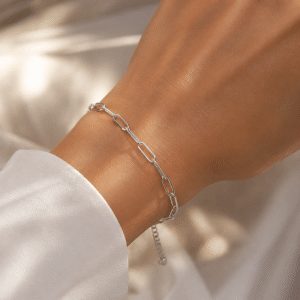 Bracelet Maille Trombone – Acier Inoxydable Argenté porté par une femme