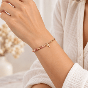 Bracelet Rhodonite Croix Plaqué Or porté par une femme