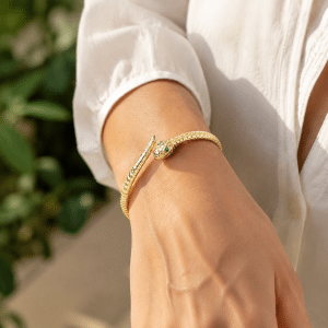 Bracelet Serpent Jonc avec Yeux Verts porté par une femme