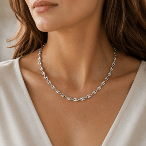 Chaîne Collier Grain de Café – Acier Inoxydable Argenté porté par une femme