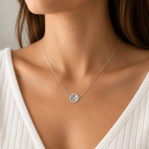 Collier Arbre de Vie Acier Inoxydable Argenté porté par une femme