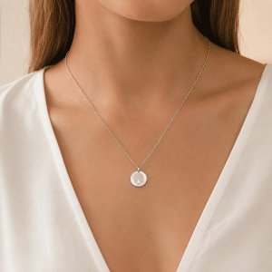 Collier Arbre de Vie & Nacre – Acier Inoxydable Argenté porté par une femme