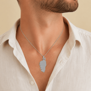 Collier Carte de la Corse Acier Inoxydable Argenté porté par un homme
