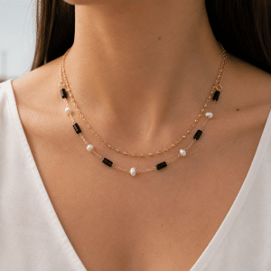 Collier Double Chaîne Acier Doré Agate et Nacre porté par une femme