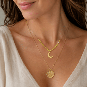 Collier Double Rangs – Cristal & Lune Dorée porté par une femme