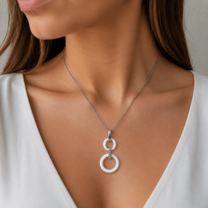 Collier Femme Acier & Céramique Blanche, Double Cercles porté par une femme