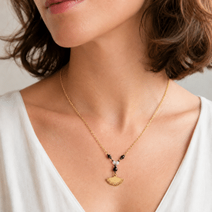 Collier Femme Acier inoxydable Pendentif éventail et Agate porté par une femme