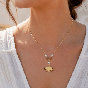 Collier Femme Acier inoxydable Pendentif éventail et Jaspe porté par une femme