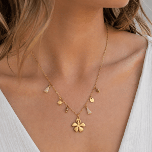 Collier Femme Pendentif Fleur Pierre Naturelle Oeil de Tigre porté par une femme