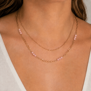 Collier Femme – Double rangs en acier & rhodonite naturelle porté par une femme