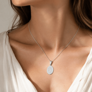 Collier Médaille Vierge Marie – Acier Inoxydable Argenté porté par une femme