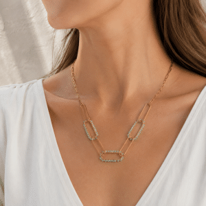 Collier Multiliens Acier Inoxydable Pierres Naturelles Amazonite porté par une femme