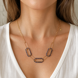 Collier Multiliens Acier Inoxydable Pierres Naturelles Lapis Lazuli porté par une femme