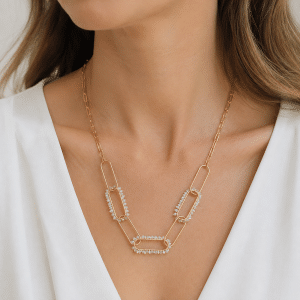 Collier Multiliens Acier Inoxydable Pierres Naturelles Pierre de Lune porté par une femme