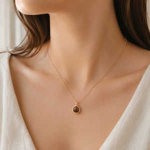 Collier Pierre Naturelle Œil de Tigre & Acier Doré porté par une femme