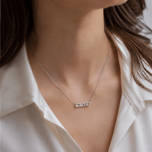 Collier Rectangle Zirconiums Acier Argenté porté par une femme