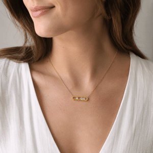 Collier Rectangle Zirconiums Acier Doré porté par une femme
