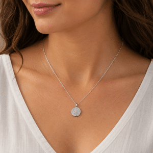 Collier Sainte Vierge Marie – Acier Inoxydable Argenté porté par une femme